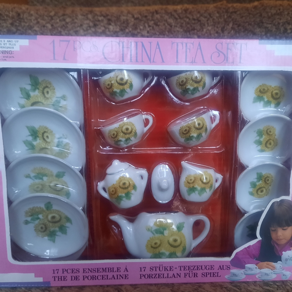 Vintage 17 pc China Tea Set Sunflower Print, in box